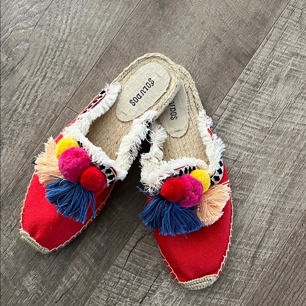 Saludos red slides women size 9